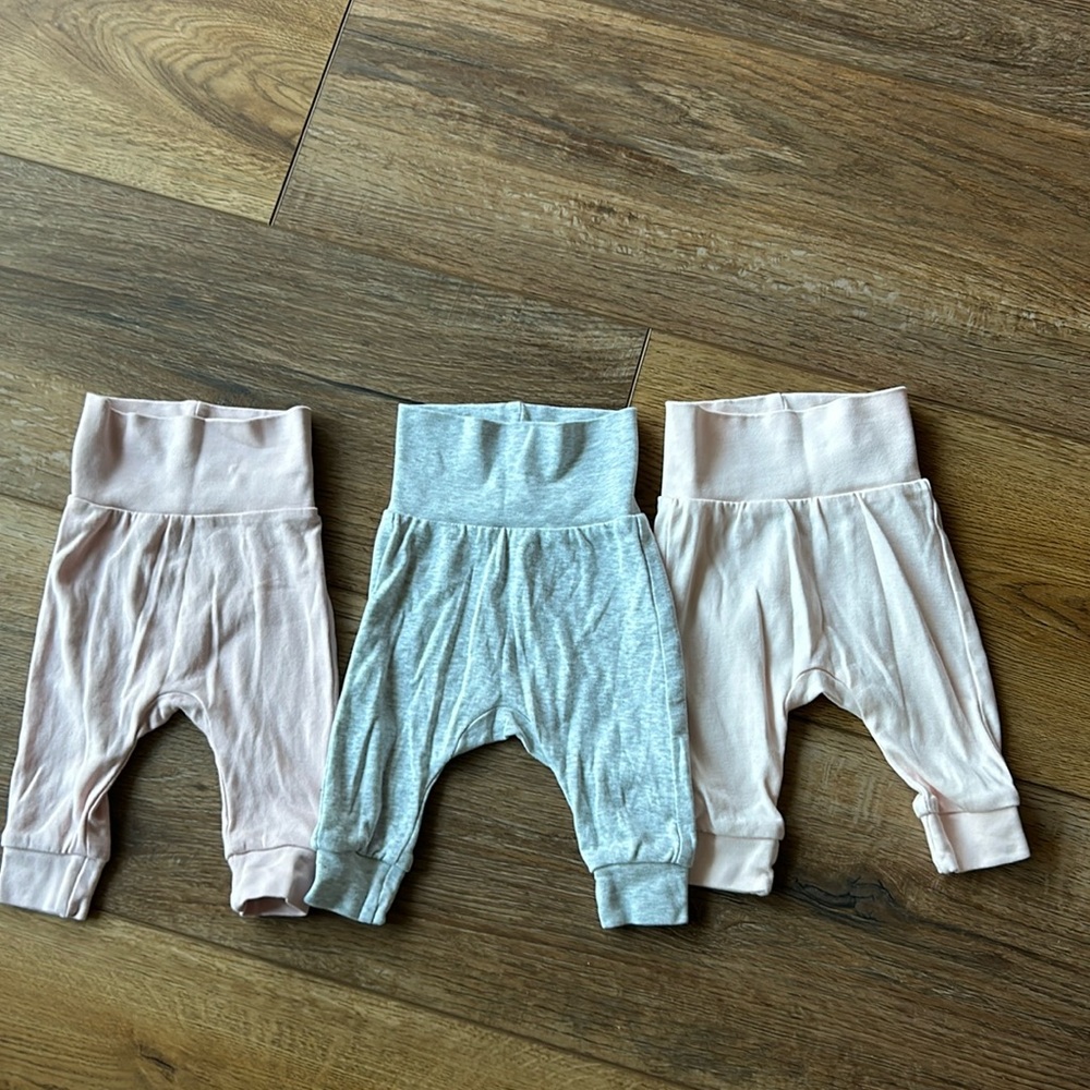 H&M Lot of Infant‎ Baby Girl Onesie and 3 Cozy Pants  Size New Born - Picture 2 of 3